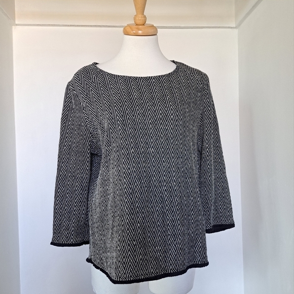 W5 | Back & white triangle striped crew neck cropped sleeve shirt frayed edges - Picture 1 of 11